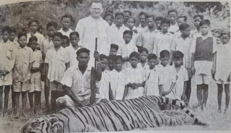 Leedu misjonär Indias koos õpilastega pärast edukat jahti